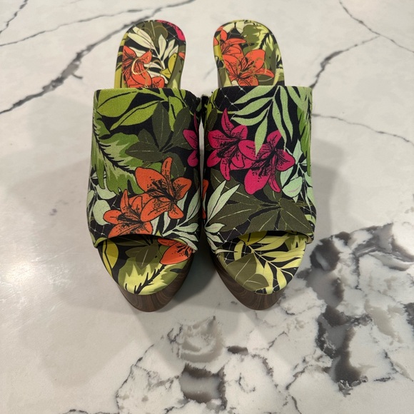 Jessica Simpson Shelbie Mules with tropical print and chunky light platforms. - Picture 2 of 6